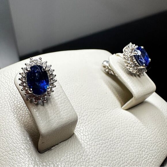 Incredible 2.95ctw sapphires and diamond stud earrings in 18k white gold! - Picture 9 of 12
